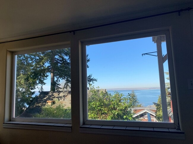 Building Photo - Bay-View 1Bed/1Bath Duplex Near WWU