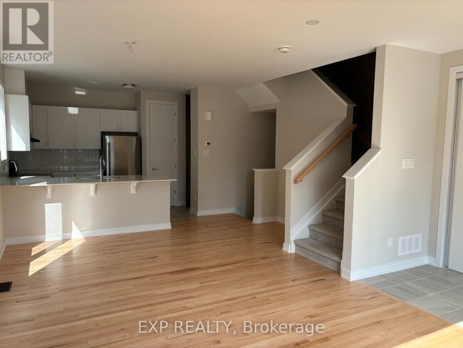 Building Photo - 530 Oldenburg Ave