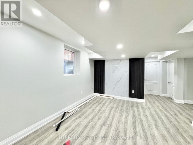 Building Photo - 299 Fleetwood Dr
