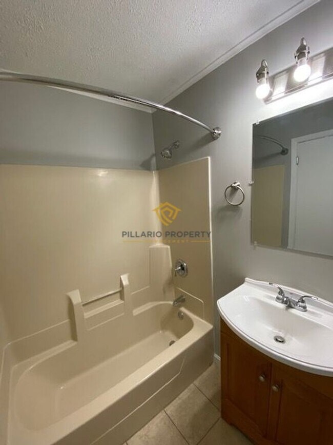 Foto del edificio - Charming 3-Bedroom Ranch with Detached Gar...