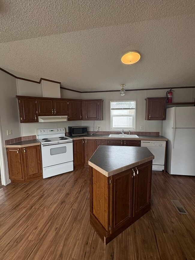 Building Photo - 3 br 2 bath manufactured centrally located