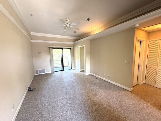 Foto del edificio - UPPER END UNIT TWO BED / TWO BATH CONDO IN...