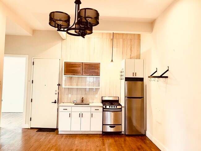 Building Photo - 567 Evergreen Ave