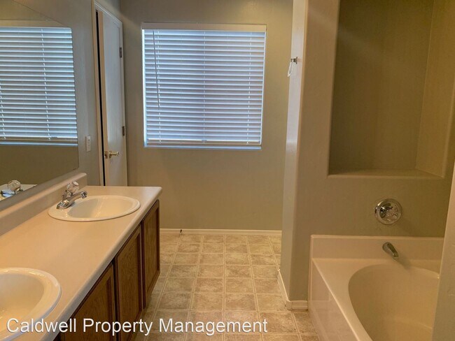 Building Photo - 4 br, 2 bath House - 1344 W. Calle Rio Rojo