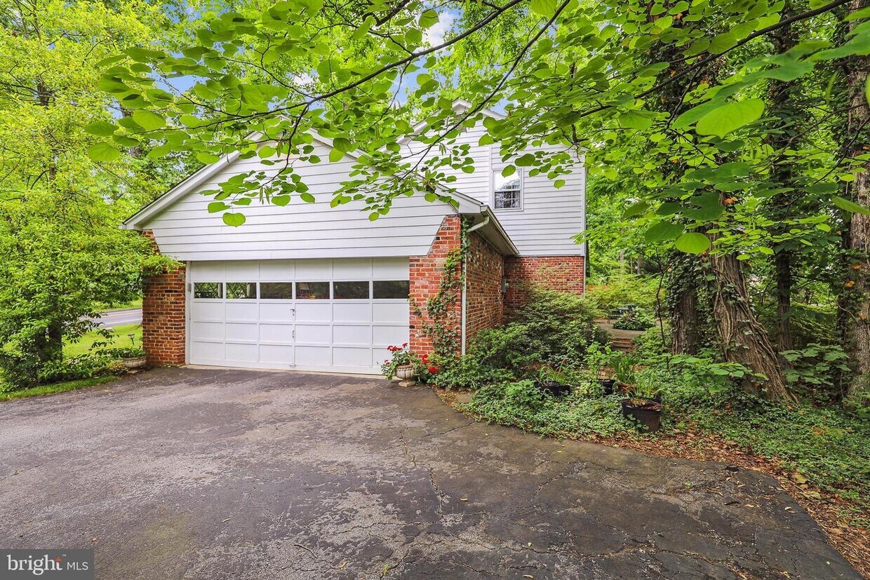 9303 Fernwood Rd, Bethesda, MD 20817 House Rental in Bethesda, MD