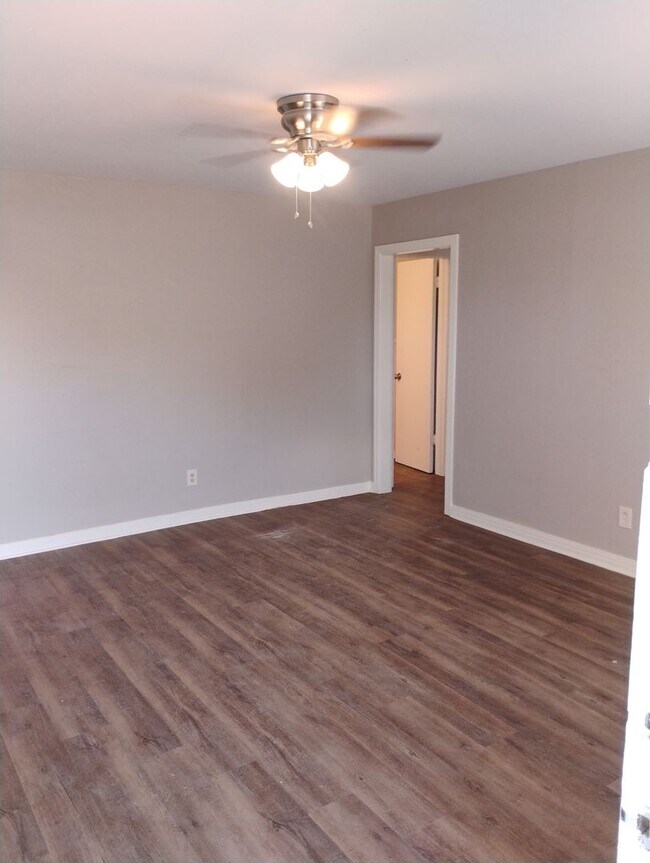 Building Photo - 161-163 Hubbard Dr