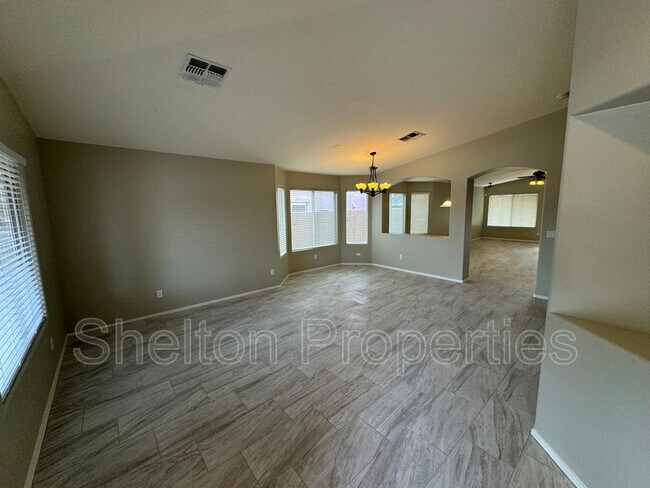 Foto del edificio - 16725 W Washington St