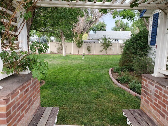 Foto del edificio - Cute, Quiet and Renovated One Bedroom Finished Basement in Eaton