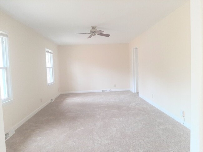 Building Photo - 3 Bedroom 2 Full Bathroom House in Southwe...