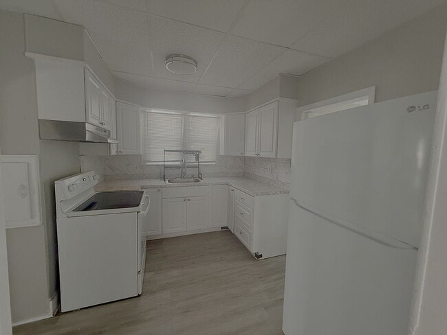 Building Photo - Ready ASAP