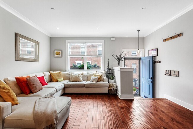 Building Photo - Beautiful 3 floor townhome next to Dickins...