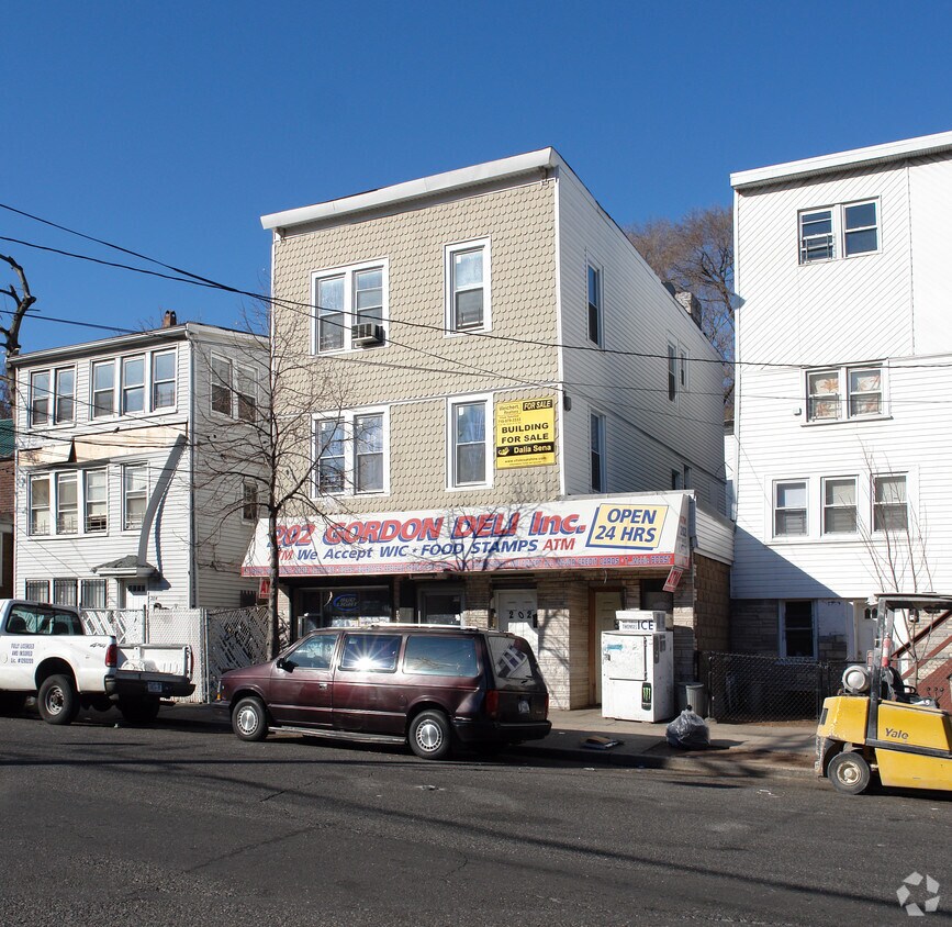 Primary Photo - 202 Gordon St