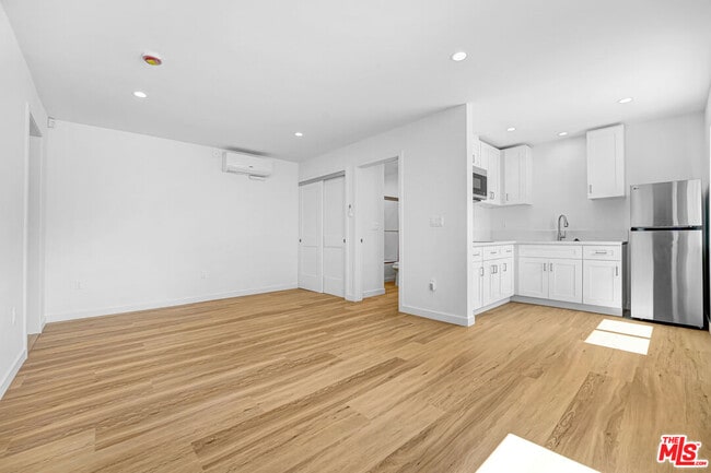 Building Photo - 2615 Carmona Ave