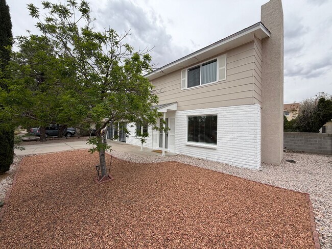 Foto del edificio - 3 Bedroom Updated Home Available Near Montano Rd NW & Unser Blvd NW!