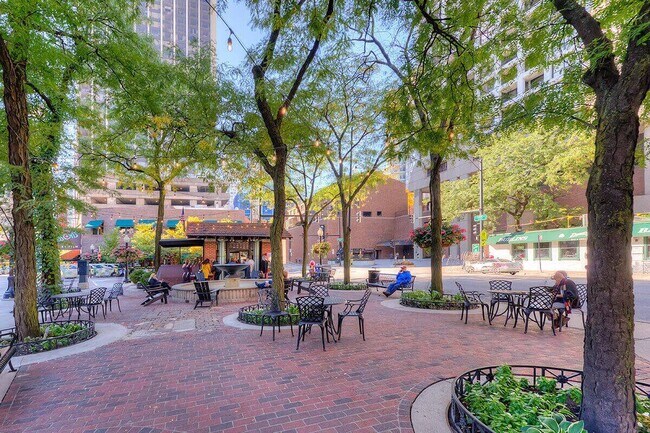 Foto del edificio - 10 E Delaware Pl