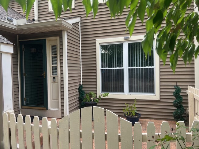 Front - 1554 Willow Pond Dr