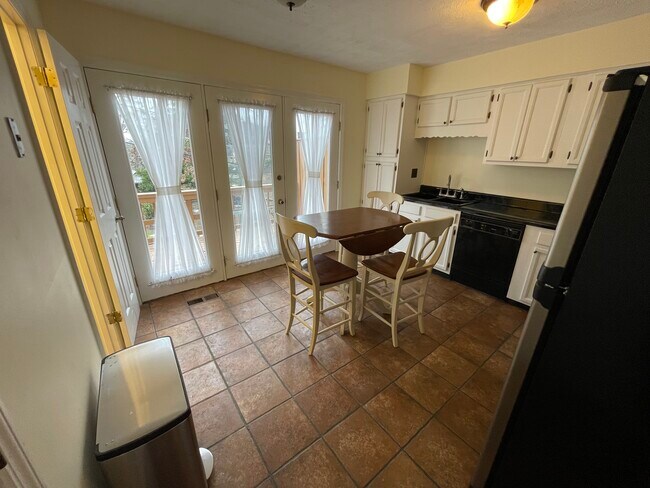 Kitchen - 4015 Heather Ct