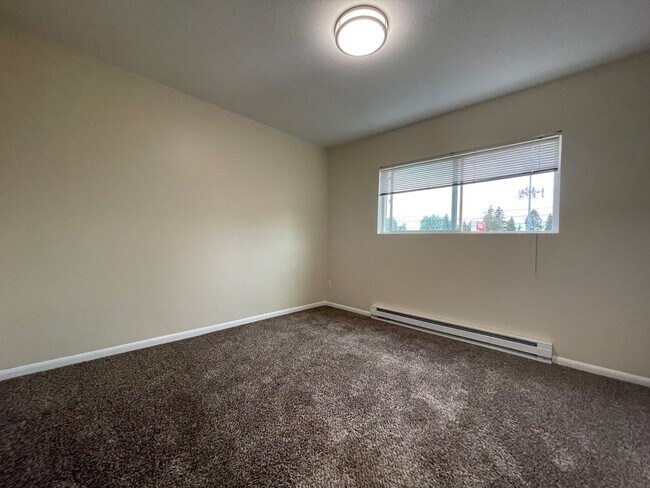 Building Photo - Spacious Montavilla 2 Bedroom Top Floor Un...