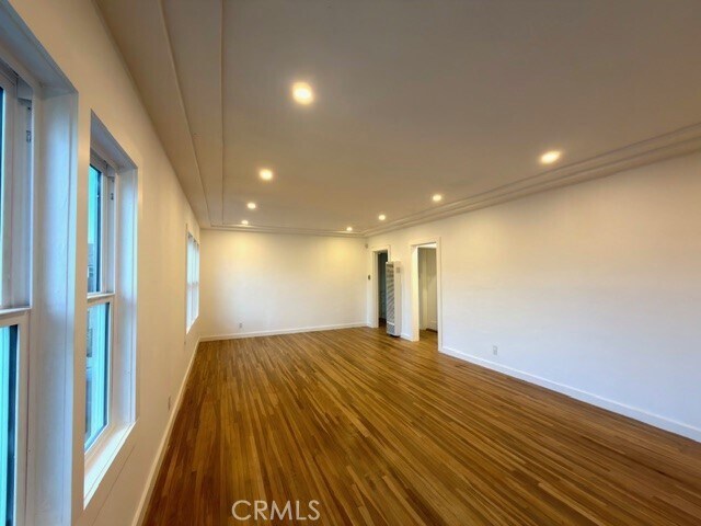 Foto del edificio - 1946 S Bronson Ave