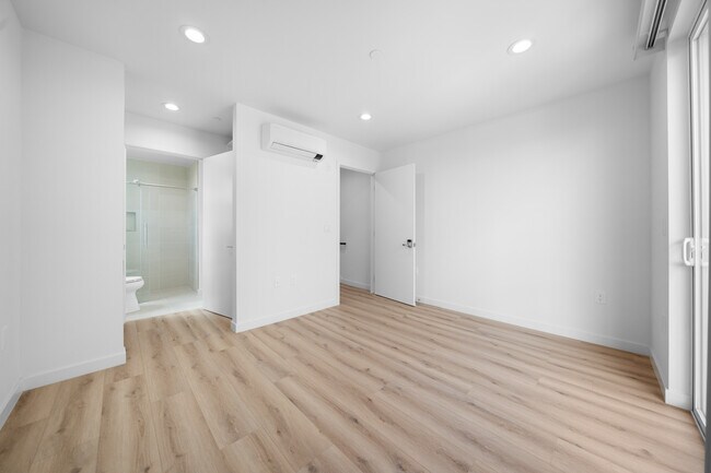 Foto del edificio - 1040 Irolo St