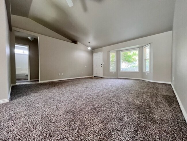 Building Photo - Gorgeous 4 bedroom 2 bathroom Home in the ...