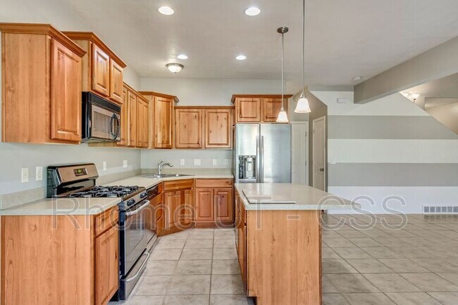 Building Photo - 822 Spring Pond Dr