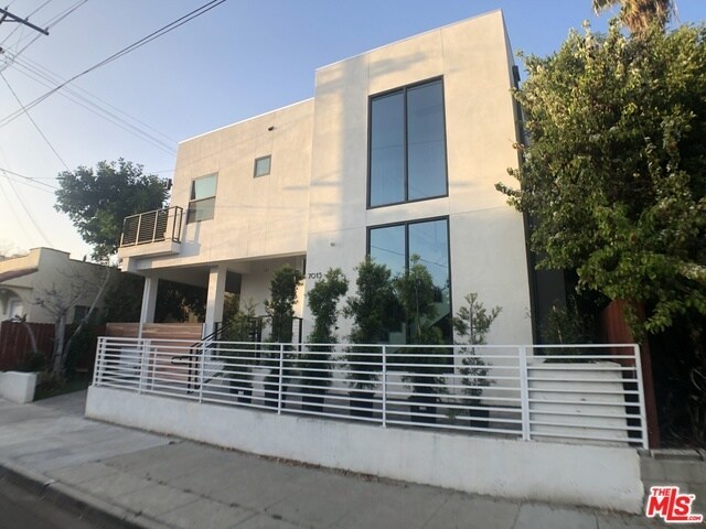 Primary Photo - 7015 Waring Ave