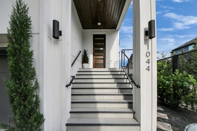 Foto del edificio - 1044 W 17th St