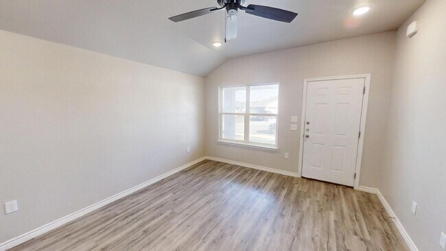 Foto del edificio - 130 Wind Ridge Dr