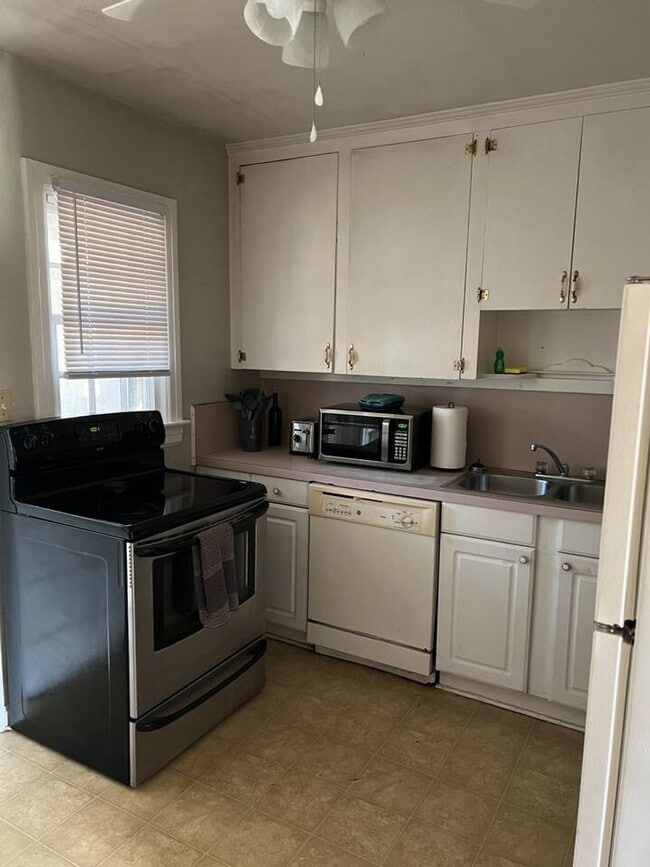 Building Photo - MOVE IN SPECIAL!! Charming 2 bedroom Duplex