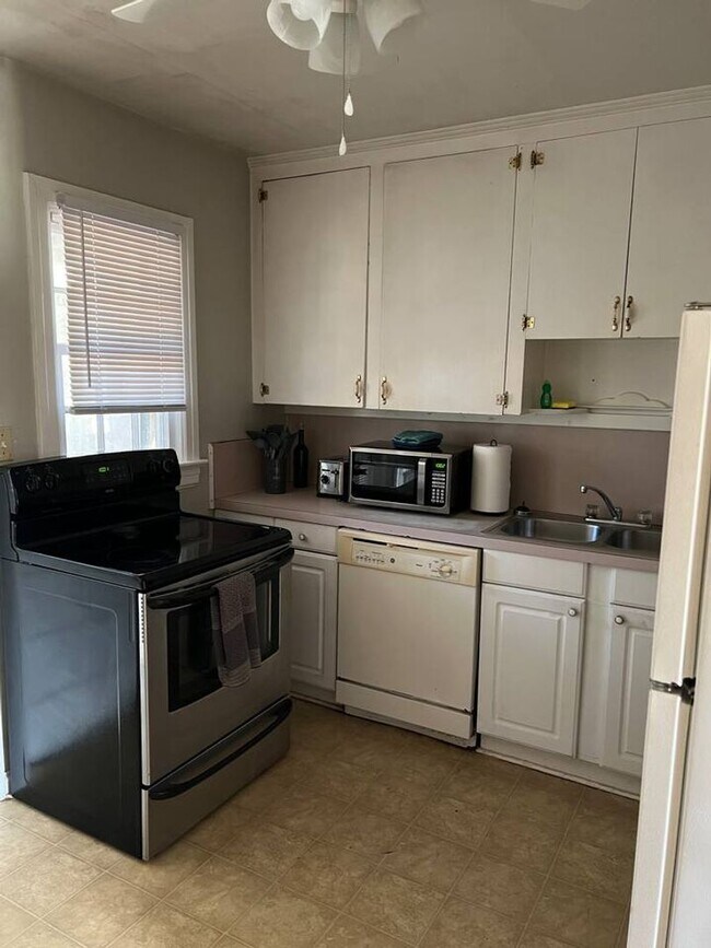 Foto del edificio - MOVE IN SPECIAL!! Charming 2 bedroom Duplex