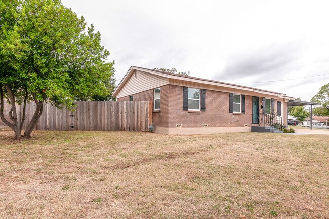 Building Photo - 300 Ridgecrest Dr