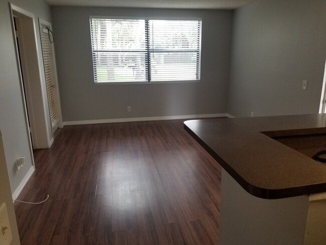 Foto del edificio - ONE BEDROOM ONE BATHROOM! WATERFRONT COMMU...