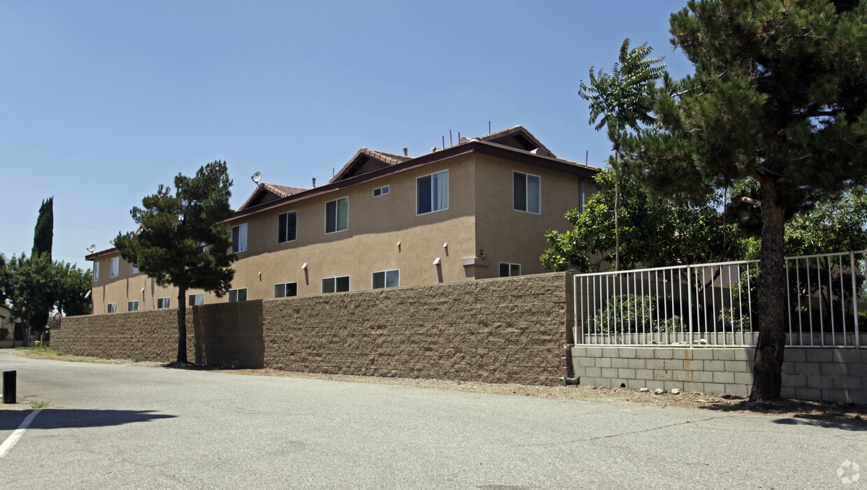 Building Photo - 273 N Lilac Ave