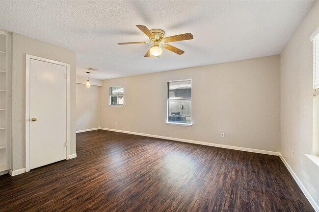 Building Photo - 115 S Frio St