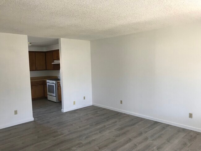 De la sala de estar a la cocina - 21036 Santa Barbara Dr