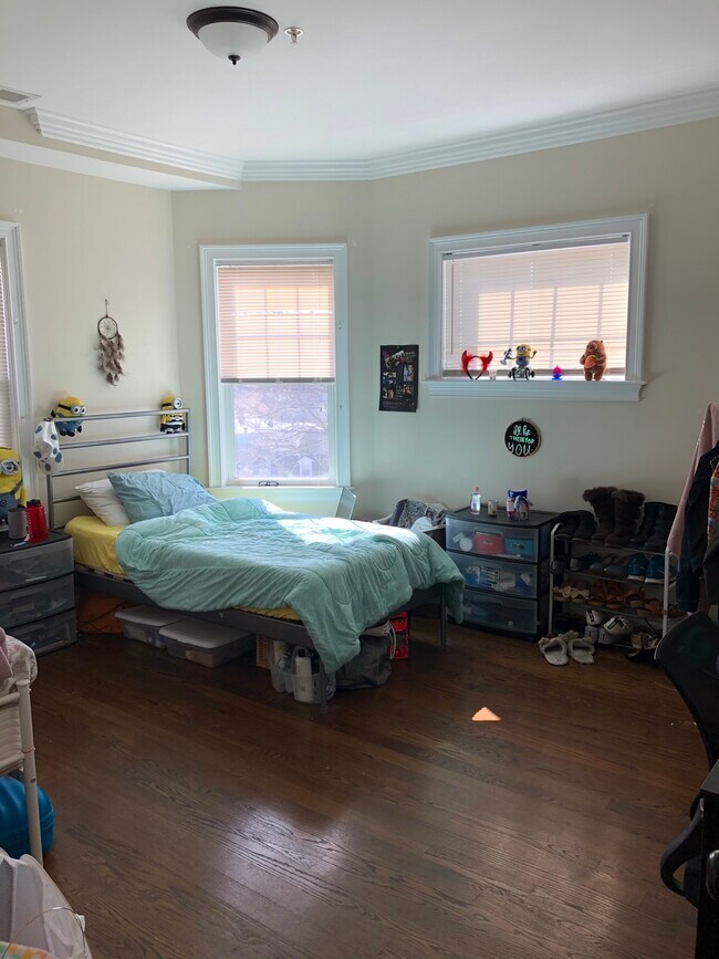 Building Photo - 34 Circuit St