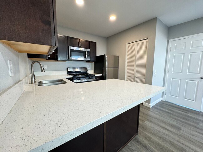 Foto del edificio - AVAILABLE NOW!! Charming 1 Bed/ 1 Bath Apa...