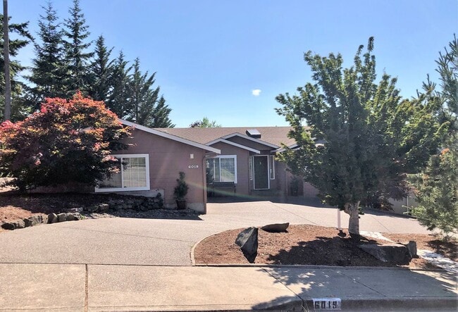 Foto del edificio - UNIQUE RAMBLER with views in Dockside at Kitsap Lake!