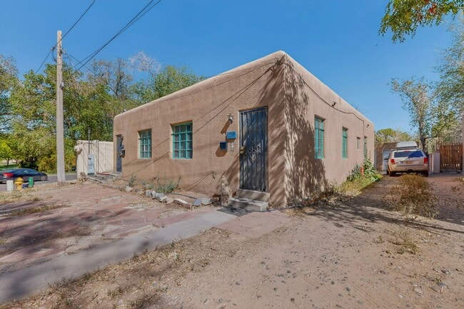 Building Photo - 1409-1409 Hazeldine Ave SE