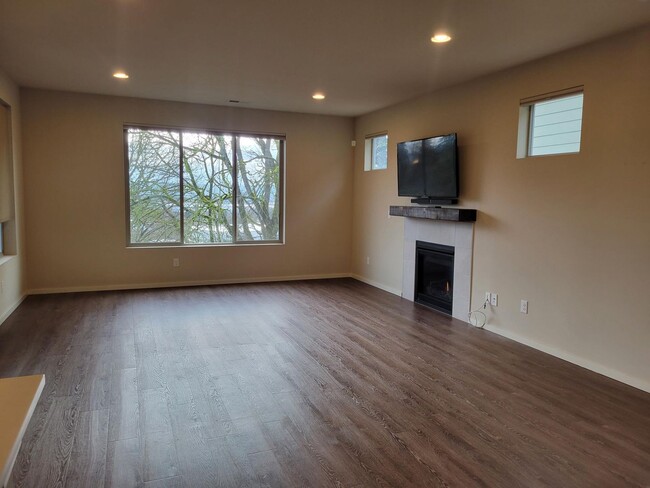 Building Photo - 4 Beds 3.5 Bath Westridge contemporary living