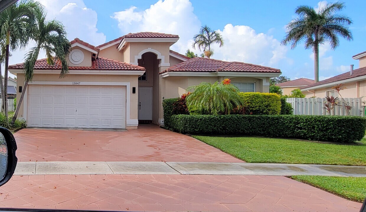Foto principal - 13847 NW 22nd Ct