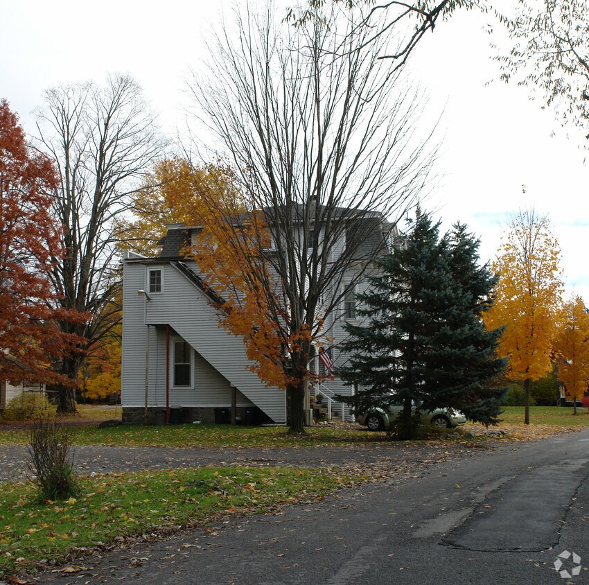 Building Photo - 142 Moore Ave