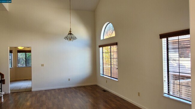Building Photo - 5567 Deer Run Dr