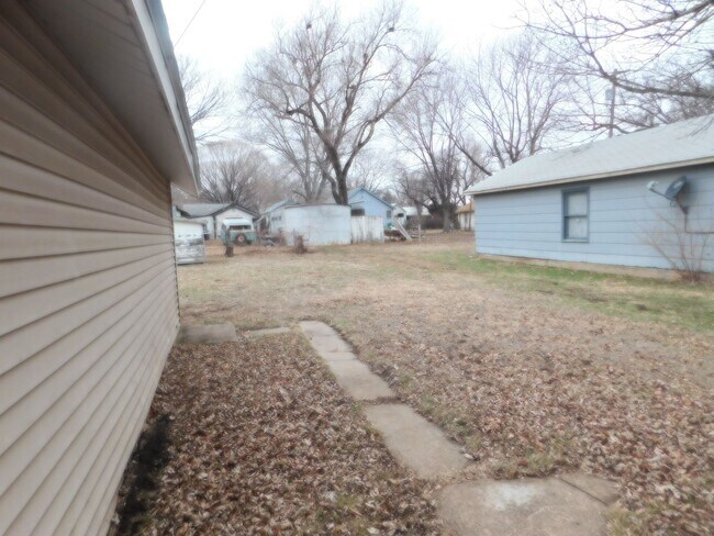 Building Photo - Cute 2 bedroom/1 bath home in El Dorado!