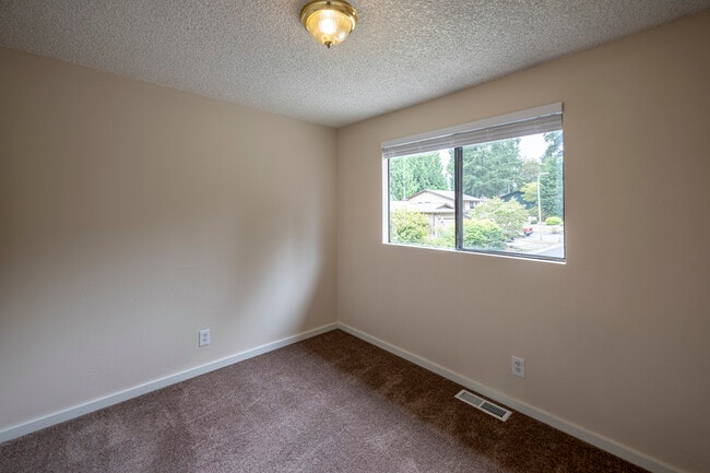 Primer dormitorio de la izquierda - 10717 NE 145th Pl