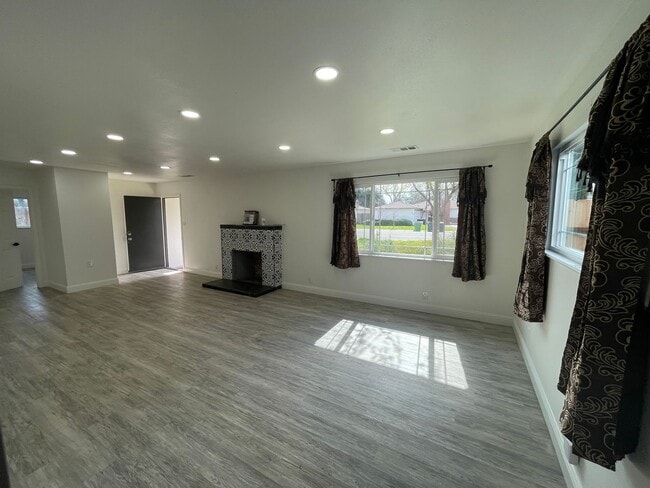 Foto del edificio - 3br/1.5ba, 2-car Attached garage - Good location