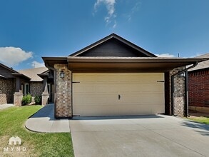 Building Photo - 1007 Merlin Dr