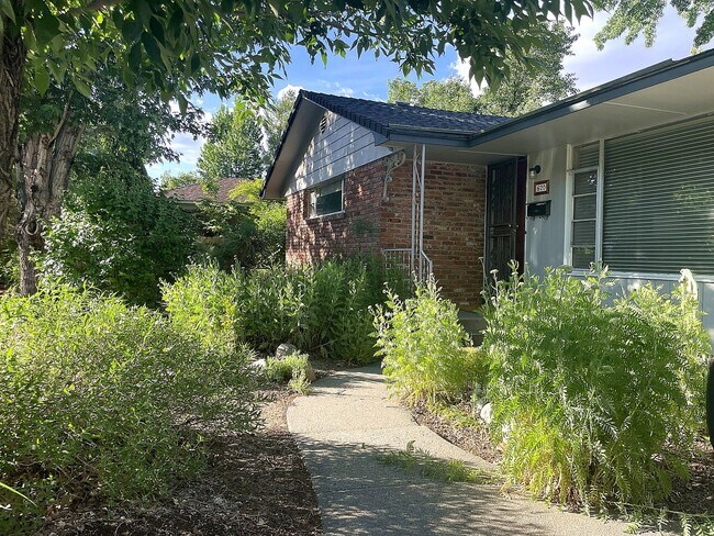 Foto del edificio - Beautiful Old Southwest Reno Home with Huge Private Yard