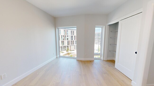 Building Photo - AMAZING THREE LEVEL THREE BEDROOM TOWNHOME IN WEST FIVE